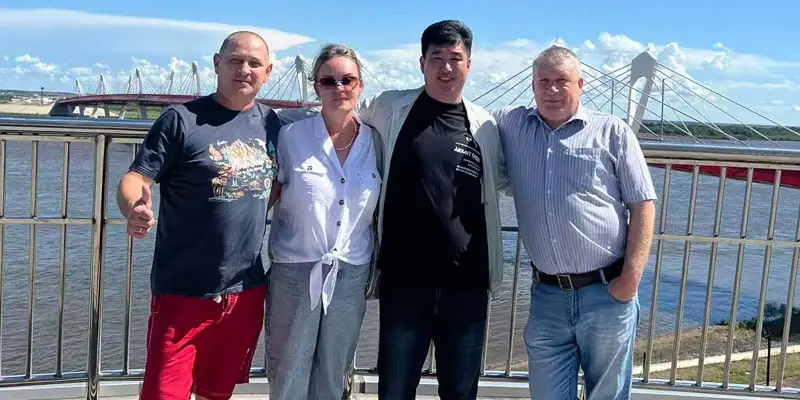 Координатор Сицзин, селфи с пациентами в Хэйхэ на берегу Амура